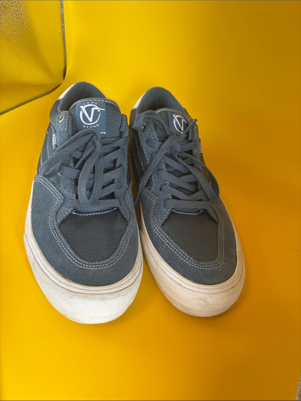 Vans Men’s Rowan Lace-Up Sneakers in Charcoal Gray with White Soles Size 10